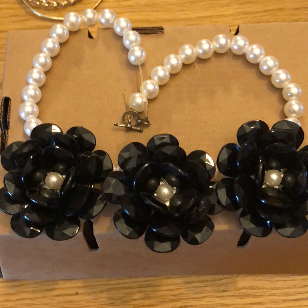 Black flower beaded necklace with faux pearl